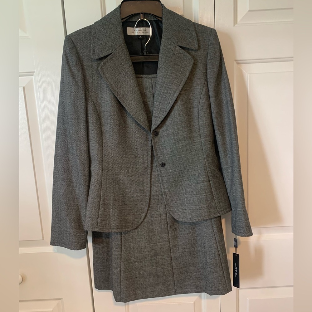 Tahari Skirt/Suit set, Taupe Pinstripe, A-line, Sz 8 NWT